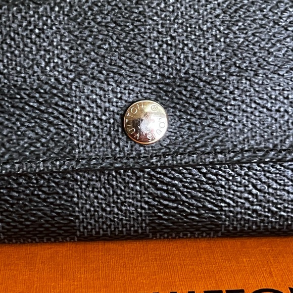 LOUIS VUITTON DAMIER GRAPHITE 6 RING KEYHOLDER (FULL INCLUSION) - Picture 3 of 11